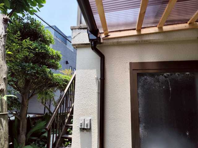 玄関横の外壁と雨樋